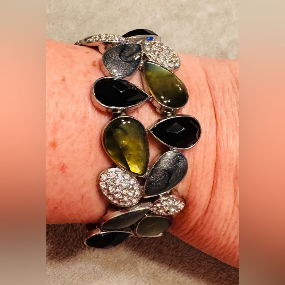 Lia Sophia “Edge of Night” Stretch Bracelet, Cut Crystals - Picture 2 of 5